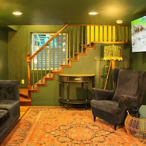  Apartment Heart Of Woodstock, 10 Min Walk To Reed, With Private Garage!
